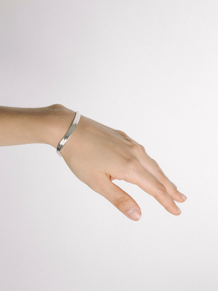 Essential V Supple Bracelet Metal